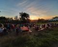Archivbild: ise
Die Streuobstwiese am Panoramaweg ist ein wunderbares Plätzchen, um die Weinwanderung gemütlich ausklingen zu lassen. Bei der Premiere 2023 nutzten die Teilnehmer der Weinwanderung und zahlreiche weitere Gäste diese Möglichkeit ausgiebig.