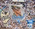 Bild: Bernd Thissen/dpa
Die Schalker Fans fiebern dem Bundesligastart entgegen. (Archivbild)
