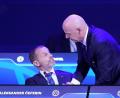Bild: Fernando Calistro/AP/dpa
Die Präsidenten der UEFA und FIFA sind mittlerweile erbitterte Rivalen. (Archivbild)