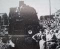 Bild: Archiv Markt Eslarn
Bei der Anreise der Eslarner in München wurde die Abordnung von vielen Landsleuten und mit Musik wie hier 1960 am Eslarner Bahnhof begrüßt. 1995 wurde der Eslarner Bockl stillgelegt, so dass die Eslarner mit den Autos oder wie zum 130-Jährigen mit dem Bus anreisen.