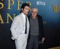 Bild: Andy Kropa/Invision/AP/dpa
Adam Scott und Robert De Niro bei der Weltpremiere von „The Whisper Man“ (Der Kinderflüsterer) in New York.