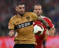 Bild: Sven Hoppe/dpa
Der Ball rollt wieder. Die Bundesliga startet in die neue Saison. Stuttgarts Jeff Chabot (l) spielt vor Münchens Harry Kane den Ball.