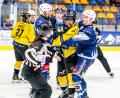 Bild: Elke Englmaier
Hart aber eben nicht immer fair: Die Blue Devils Weiden bringen sich in den bisherigen Vorbereitungsspielen durch unnötige Strafzeiten immer wieder selbst in die Bredouille. So auch am Donnerstagabend gegen Banik Sokolov.