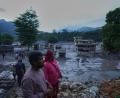 Bild: Rajesh Kumar Singh/AP/dpa
Die Sturzflut hat entlang eines Flusslaufs schwere Schäden angerichtet.