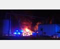 Bild: Berufsfeuerwehr Regensburg
Auf dem Gelände eines Kalkwerks im Norden Regensburgs brannten ein Traktor sowie ein Förderband lichterloh. Die Einsatzkräfte konnten das Feuer aber schnell löschen.