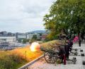 Bild: Fredrik Varfjell/NTB/dpa
Oslo: Trauergruß von Akershus – 21 Schüsse zu Ehren des verstorbenen Königs Harald V.