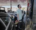 Bild: Vahid Salemi/AP/dpa
Sind Gerüchte in sozialen Medien der Grund für den Ansturm auf Tankstellen in Teheran? (Archivbild)
