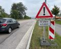 Bild: Heike Unger
Schilder weisen auf "Straßenschäden" an der Haselmühler Ortsdurchfahrt hin: Bleibt es dabei - oder werden die Probleme auch behoben?