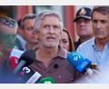 Bild: Francisco J. Olmo/EUROPA PRESS/dpa
Spaniens Innenminister Fernando Grande-Marlaska (Mitte) hat Frontex um Hilfe bei der Registrierung Tausender Migranten in Spaniens Nordafrika-Exklave Ceuta gebeten. (Archivbild)