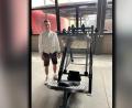 Bild: Maxi Stich
Maxi (Maximilian) Stich aus Waldsassen vor seinem Meisterstück, eine Hackenschmidt-Beinpresse. Der junge Metallbauermeister wird weiterhin in der Firma Kassecker Stahl- und Metallbau arbeiten.