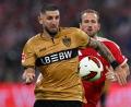 Bild: Sven Hoppe/dpa
Jeff Chabot (l.) und der VfB kamen in München unter die Räder.