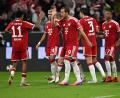 Bild: Sven Hoppe/dpa
Nathaniel Brown (links) feiert mit Harry Kane und Kollegen das 1:0 der Bayern gegen den VfB Stuttgart. Am Ende siegten die Münchener mit 5:1.