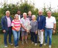 Bild: Oswald Zintl
Josef Malzer und Hedwig Malzer (Mitte) empfingen Glückwünsche zur Diamantenen Hochzeit von (von links) Gerhard Weber, Seniorenbeauftragter der Stadt Waldershof, Tochter Birgit, Pater Josef, Sohn Peter, Helmut Härtl, zweiter Bürgermeister, und Schwiegersohn Peter.