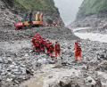 Bild: Jiang Fan/XinHua/dpa
Die Retter arbeiten sich vorsichtig durch Gebiete, in denen Verschüttete vermutet werden.
