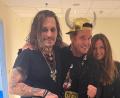 Bild: ---/Lorenz Büffel/dpa
Büffel überreichte seinem großen Idol Johnny Depp in der Künstlergarderobe seine Platin-Schallplatte. (Handoutbild)