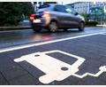 Bild: Julian Stratenschulte/dpa
Nicht nur E-Autos müssen geladen werden - sondern auch Plug-in-Hybride. (Symbolbild)
