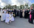 Bild: Heidi Kurz
Bischof Herwig Gössl wurde von den Schulschwestern und den Festtagskindern vor der Kirche feierlich empfangen.