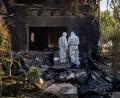 Bild: Dan Bashakov/AP/dpa
Einsatzkräfte suchen auch noch nach Vermissten infolge des russischen Angriffs auf ein Munitionslager.