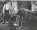 Archivbild: Ludwig Schiessl
Eines der wenigen Bilder eines der letzten Eisenhämmer. Der große Hammer wurde mit Wasserkraft betrieben. Der Arbeiter konnte damit das Eisen formen.