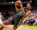 Bild: Adam Warzawa/PAP/dpa
Die deutschen Basketballer um Johannes Thiemann (r) hatten in der WM-Qualifikation in Polen große Schwierigkeiten.