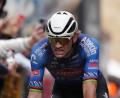 Bild: Massimo Paolone/LaPresse via ZUMA Press/dpa
Der Abstecher auf das Mountainbike brachte Mathieu van der Poel keinen Erfolg (Archivbild)