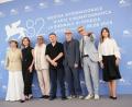Bild: Alessandra Tarantino/Invision/AP/dpa
Die Jury im vergangenen Jahr, mit Jurypräsident Alexander Payne (2.v.r.). (Archivbild)