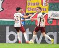 Bild: Harry Langer/dpa
Augsburgs bester Mann gegen Schalke: Matchwinner Kade (r.)