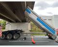 Bild: -/Verkehrspolizeiinspektion Bayreuth/dpa
Vermutlich hatte der Fahrer des Kipplasters nach der Abfahrt von einer Baustelle vergessen, den Anhänger wieder herunterzukippen.