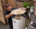 Bild: fvo
Mit Hilfe des sogenannten Doms füllt Michael Troidl das Malz in das Innenrohr des Brautopfs ein.