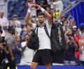 Bild: Frank Franklin II/AP/dpa
Novak Djokovic formt ein Herz zum Abschied.