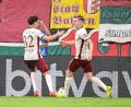 Bild: Harry Langer/dpa
Bärenstark vor den Augen des Bundestrainers: Anton Kade (r) beim Torjubel nach seinem 2:0.