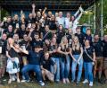 Bild: BR/Henry Lai
Großer Jubel bei den Riedener Kirwaleit nach dem Gewinn der Kirchweih-Challenge 2026 auf der Bühne in Bergrheinfeld.
