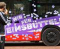 Bild: Bodo Marks/dpa
Spieler und Fans des HEBC verzierten einen Hamburger Linienbus. (Archivbild)