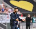 Bild: Harry Langer/dpa
„Wir kennen unsere Rolle als Aufsteiger.“ Schalke-Coach Miron Muslic in Aktion am Spielfeldrand.