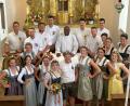 Bild: Johann Bauer
Die Kirwapaare mit Pfarrer Dunstan Asiimwe wirkten beim Gottesdienst bei der Lesung und bei den Fürbitten mit (bjo)