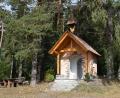 Bild: szl
Am Sonntag, 14. Juli 2024, wütete ein Feuer in der Marienkapelle bei Höll in der Gemeinde Pullenreuth. Der Fichtelgebirgsverein Pullenreuth baute das kleine Kirchlein mit Unterstützung der Gemeinde wieder auf. Am Sonntag, 27. September, ist die Einweihung geplant.