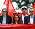 Bild: Lisi Niesner/Reuters/Pool/dpa
„Mit der IG Metall werden die Werke in Emden, Zwickau, Hannover und Neckarsulm nicht geschlossen“, kündigt Benner (l.) an. (Archivbild)