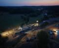 Bild: Staatliches Bauamt Amberg-Sulzbach
Wenn es dunkel wird, leuchten Scheinwerfer die Baustelle aus. Die Arbeiten an der neuen Flembachbrücke laufen auf Hochtouren.