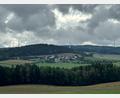 Bild: ck
Die drei Türme des Windparks Tännesberg stehen bereits. In diesen Tagen werden die Rotorblätter angeliefert. Die beauftragte Firma Bögl aus Neumarkt und Bürgermeister Ludwig Gürtler rechnen damit, dass schon bald der Probebetrieb starten kann.