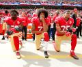 Bild: John G Mabanglo/EPA/dpa
Colin Kaepernick (Mitte) kniend bei der Nationalhymne. Er bekam Unterstützung einiger Mitspieler, am Ende war es aber auch seine letzte Saison in der NFL. (Archivfoto)