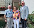 Bild: Eva Seifried
Manfred und Inge Lobitz gehen seit 65 Jahren gemeinsam durch dick und dünn. Für den Markt Mantel gratulierte Bürgermeister Richard Kammerer (rechts) zur Eisernen Hochzeit und unzähligen gemeinsamen Erlebnissen.