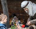Bild: Susanne Sümer
Kinder beim Basteln von Strohpuppen im Geschichtspark Bärnau-Tachov.