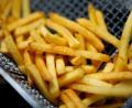 Bild: Ina Fassbender/dpa/dpa-tmn
Wegen eines technischen Defekts war das Frittierfett der Polizei zufolge auf den Parkplatz gelaufen. (Symbolbild)