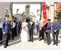 Bild: Claudia Völkl
Gute Wünsche für das gemeinsame Eheleben von der Nabburger Feuerwehr: Sie stand mit ihrem Vorsitzenden Johann Gietl (links) vor der Stadtpfarrkirche für Alexandra und Tobias Willax Spalier.