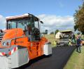 Bild: Elisabeth Dobmayer
Teilbereiche der Gemeindeverbindungsstraße zwischen Waldau und Untertresenfeld werden in diesen Tagen grundlegend saniert – rund 6000 Quadratmeter Straßenfläche erhalten neue Asphaltschichten.