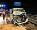 Bild: Ferdinand Merzbach/NEWS5/dpa
Durch die Wucht der Kollision wurden die sieben Passagiere sowie der Fahrer des Kleinbusses verletzt.