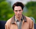 Bild: Jordan Pettitt/PA Wire/dpa
Robert Pattinson spielt den amerikanischen Fernsehjournalisten Chris Hansen. (Archivbild)