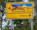 Bild: Petra Hartl
Hier, auf dem Schild des Staatlichen Bauamts, stimmt die Markierung: Das aufgeschraubte rote "x" streicht die Richtungsangabe nach Regensburg und Schmidmühlen durch. Sie gilt erst, wenn die Westumgehung 2028 fertig ist und das "x" abmontiert wird.