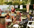 Bild: ---/RTL/dpa
Das von RTL zur Verfügung gestellte „Flodders“-Handout zeigt von links nach rechts Oma Flodder (Saskia van Iterson), Donnie (Tibor Lukacs), Kees Jr. (Ghislaine van IJperen), Priscilla (Dylan Jongejans), Kees Sr. (Tatjana Simic) und Paultje (Jack Koren).
