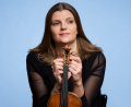 Bild: Ludwig Olah
Monika Hager wohnt seit 2023 in Kohlberg, pendelt nach Nürnberg zu der Staatsphilharmonie Nürnberg, dem größten Klangkörper der Metropolregion, und spielt dort Geige.